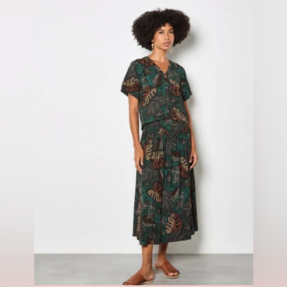 APRICOT 🍑- Tropical Leaf Print Button Front Top in Teal and Brown - Picture 2 of 8